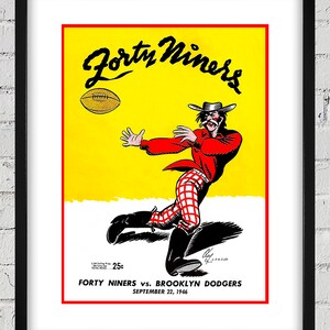 Può includere: Un poster vintage che pubblicizza una partita di football americano tra i Forty Niners e i Brooklyn Dodgers. Il poster presenta un'illustrazione di un giocatore in uniforme rossa e bianca, che corre con un pallone da football. Il testo sul poster recita "Forty Niners vs. Brooklyn Dodgers, 22 settembre 1946".
