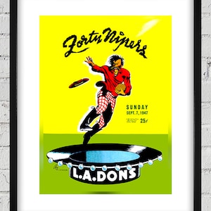 Può includere: Un poster vintage che pubblicizza una partita di baseball dei Fort Worth Rangers contro gli L.A. Dons di domenica 7 settembre 1947. Il poster presenta un'illustrazione di un giocatore di cartoni animati con una maglia rossa e pantaloni a quadri che lancia una palla. Il testo sul poster recita "Fort Worth Rangers" e "L.A. Dons".