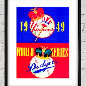 Może przedstawiać: Oprawiony plakat baseballowy w stylu vintage z World Series 1949. Górna połowa przedstawia piłkę do baseballu z koroną i napisem "19 Yankees 49" na niebieskim tle. Dolna połowa wyświetla "World Series Dodgers" na czerwonym tle.