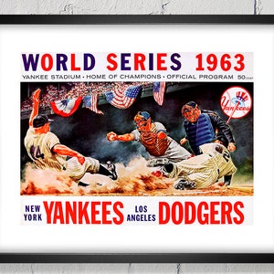 Może przedstawiać: Okładka programu z World Series z 1963 roku przedstawiająca mecz baseballowy między New York Yankees i Los Angeles Dodgers. Na zdjęciu widać graczy w akcji, Yankees w pasach, a Dodgers w niebiesko-białych strojach. Okładka programu jest wydrukowana w kolorze czerwonym, białym i niebieskim.
