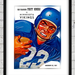 Puede incluir: Un póster vintage de un partido de fútbol americano con un jugador de los Minnesota Vikings con un uniforme azul y un casco, sosteniendo un balón de fútbol. El póster se titula "San Francisco Forty Niners vs. Minnesota Vikings" y la fecha "26 de noviembre de 1961" está impresa en la parte inferior.