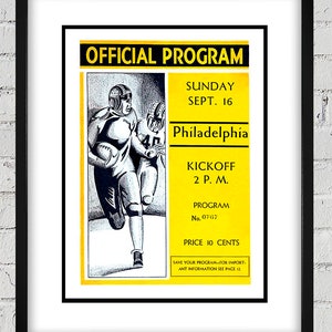 Könnte beinhalten: Ein vintage gelbes und schwarzes Fußballprogramm für ein Spiel in Philadelphia am 16. September. Das Programm zeigt eine Schwarzweißillustration von zwei Fußballspielern in Aktion. Der Text "OFFICIAL PROGRAM" ist in fetten schwarzen Buchstaben oben auf dem Programm gedruckt.