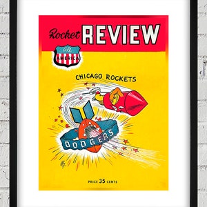 Może przedstawiać: Okładka starego magazynu z kreskówkową ilustracją piłkarza napędzanego rakietą, który startuje w kierunku niebiesko-białego hełmu piłkarskiego z napisem "Dodgers". Magazyn nosi tytuł "Rocket Review" i zawiera tekst "Chicago Rockets" oraz "Price 35 Cents".