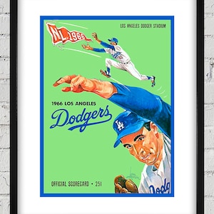 Może przedstawiać: Winietkowa karta punktowa meczu baseballowego Los Angeles Dodgers z 1966 roku z zielonym tłem i niebieską obwódką. Na karcie widnieje niebiesko-biały baseballista łapiący piłkę oraz czerwono-biała flaga z napisem "NL 1966". Tekst "1966 Los Angeles Dodgers" jest napisany niebiesko-białym kolorem. Tekst "Los Angeles Dodger Stadium" jest napisany niebieskim kolorem. Tekst "Official Scorecard 25¢" jest napisany niebieskim kolorem.
