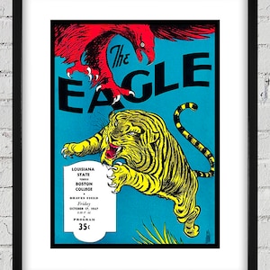 Pode incluir: Um cartaz vintage anunciando um jogo de futebol americano universitário entre a Louisiana State University e o Boston College. O cartaz apresenta uma águia vermelha atacando um tigre amarelo com o texto "The Eagle" em letras pretas grandes. O jogo está programado para sexta-feira, 17 de outubro de 1947 às 20h30 no Braven Field. O programa custa 35 centavos.