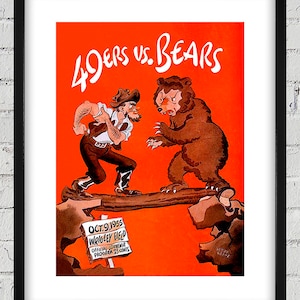 Può includere: Un poster vintage che pubblicizza una partita di football del 1955 tra i 49ers e i Bears. Il poster presenta un'illustrazione di un cowboy che si confronta con un orso. Il testo sul poster recita "49ers vs. Bears", "Oct. 9, 1955", "Wrigley Field", "Official Souvenir Program 25 Cents".