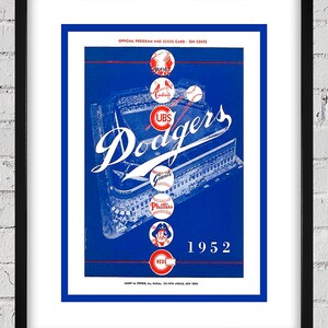 Może przedstawiać: Winietkowy program i karta wyników meczu baseballowego Dodgers z 1952 roku z niebieskim tłem i czerwonymi i białymi logo drużyn. Program przedstawia widok stadionu z lotu ptaka z dużym logo Dodgers w białych literach.