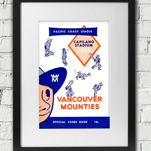 Könnte beinhalten: Ein Vintage-Baseball-Scorebook für die Vancouver Mounties, ein Team der Pacific Coast League. Das Cover zeigt ein Cartoon-Maskottchen mit einem Baseballschläger und den Teamnamen in blauem und orangefarbenem Text. Das Buch wurde 1959 gedruckt und kostete 14 Cent.