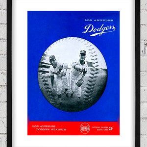 Może przedstawiać: Winietkowa karta punktowa Los Angeles Dodgers z 1965 roku. Karta ma niebieskie tło z logo drużyny i zdjęciem trzech graczy na boisku do baseballu. Tekst "Los Angeles Dodgers" jest wydrukowany na biało, a tekst "Los Angeles Dodger Stadium" jest wydrukowany na czerwono. Karta zawiera również tekst "Official Dodgers Score Card 25c".