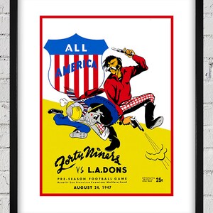Può includere: Un poster vintage che pubblicizza una partita di football di pre-stagione tra i "Forty Niners" e gli "L.A. Dons" il 24 agosto 1947. Il poster presenta un'illustrazione di cartone animato di un cowboy che cavalca un asino, con le parole "All America" in uno scudo dietro di loro. Il poster è giallo, rosso, bianco e blu.
