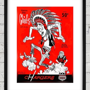 Op de afbeelding: Een vintage voetbalprogramma uit 1963 met een cartoonillustratie van een indiaanse mascotte in een hoofdtooi, die met een voetbal rent. Het programma is voor de wedstrijd tussen de Kansas City Chiefs en de San Diego Chargers in het Balboa Stadium. De tekst "PRICE 50¢ (TAX INCLUDED)" staat rechtsboven.