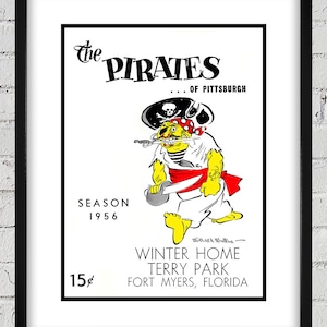 Könnte beinhalten: Ein Schwarzweiß-Plakat im Vintage-Stil, das für das Baseballteam der Pittsburgh Pirates wirbt. Das Plakat zeigt einen Cartoon-Piraten, der ein Schwert und eine Totenkopf-Flagge mit Knochen hält. Der Text auf dem Plakat lautet "The Pirates of Pittsburgh", "Season 1956", "15¢", "Winter Home Terry Park" und "Fort Myers, Florida".