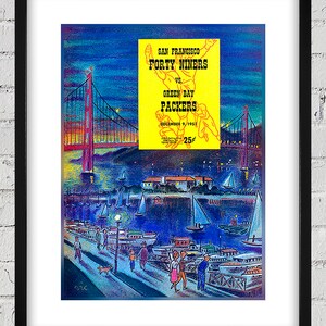 Può includere: Un poster illustrato vintage che pubblicizza una partita di football tra i San Francisco Forty-Niners e i Green Bay Packers. Il poster presenta una scena notturna con il Golden Gate Bridge sullo sfondo e una folla di persone che camminano lungo un molo. Il testo sul poster recita "San Francisco Forty-Niners vs. Green Bay Packers December 9, 1951 25¢".