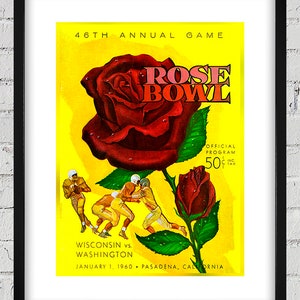 Op de afbeelding: Een vintage poster voor de 46e jaarlijkse Rose Bowl-wedstrijd, met een rode roos met groene bladeren op een gele achtergrond. De tekst op de poster luidt "46th Annual Game Rose Bowl Official Program 50c Inc. Tax Wisconsin vs. Washington January 1, 1960 Pasadena, California."