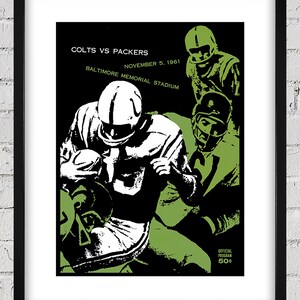 Może przedstawiać: Czarno-biała ilustracja dwóch graczy futbolu amerykańskiego w zielono-białych strojach. Tekst głosi "COLTS VS PACKERS 5 LISTOPADA 1961 BALTIMORE MEMORIAL STADIUM OFICJALNY PROGRAM 50c".