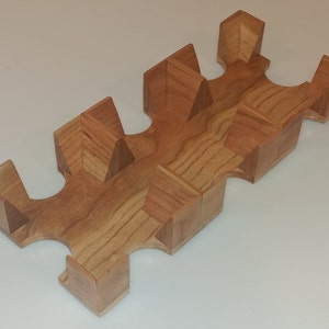 Plateau pour les mains et les pieds en cerisier massif avec 3 compartiments de 2,5 cm (1-1/2 po.) de profondeur - peut contenir jusqu'à 7 jeux de cartes