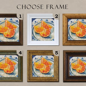 Puede incluir: Imagen con seis impresiones art&iacute;sticas enmarcadas, cada una mostrando una naturaleza muerta de rodajas de naranja en un plato. Los marcos var&iacute;an en color, incluyendo marr&oacute;n oscuro, blanco, dorado y verde, con el texto "CHOOSE FRAME" en la parte superior.