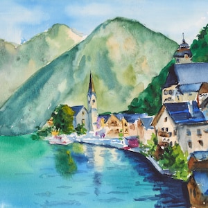 Puede incluir: Pintura a la acuarela de un pueblo junto al lago al pie de monta&ntilde;as verdes. Los edificios tienen tejados marrones y azules, con un alto campanario. El agua refleja los edificios y las monta&ntilde;as, bajo un cielo azul.