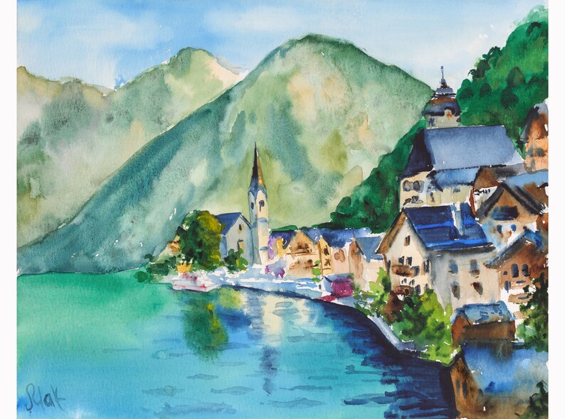 Puede incluir: Pintura a la acuarela de un pueblo junto al lago al pie de monta&ntilde;as verdes. Los edificios tienen tejados marrones y azules, con un alto campanario. El agua refleja los edificios y las monta&ntilde;as, bajo un cielo azul.