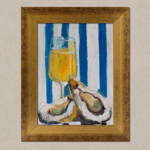 Peut inclure: Une peinture représentant un verre de vin blanc et deux huîtres sur un fond rayé bleu et blanc. La peinture est encadrée dans un cadre doré.