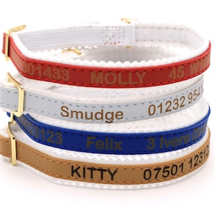 Può includere: Quattro collari per gatti colorati con nomi e numeri personalizzati. I collari sono rosso, grigio, blu e marrone. I nomi sui collari sono Molly, Smudge, Felix e Kitty. I numeri sui collari sono 01433, 01232, 07501 e 123.