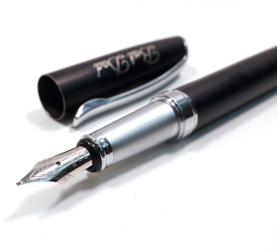 Penna stilografica personalizzata in metallo nero satinato premium  confezione regalo / design Un regalo davvero unico / Incisione laser -   Italia