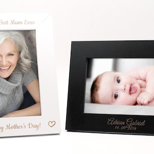 Pode incluir: Dois porta-retratos brancos e pretos com texto gravado. O porta-retratos branco tem o texto "To The Best Mum Ever" e "Happy Mother's Day!" O porta-retratos preto tem o texto "Adrian Gabriel 14.09.2016" e uma cegonha carregando um bebê.