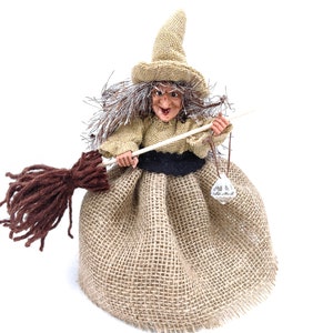 Lalka kuchenna Good luck Witch do wystroju domu, figurka wróżki-wiedźmy w lnianej spódnicy z miotłą i znakiem powitalnym, ręcznie robiona figurka Hedge Witch