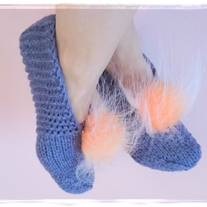 Gebreide pantoffels met pompons van bont: dikke thuisschoenen voor dames