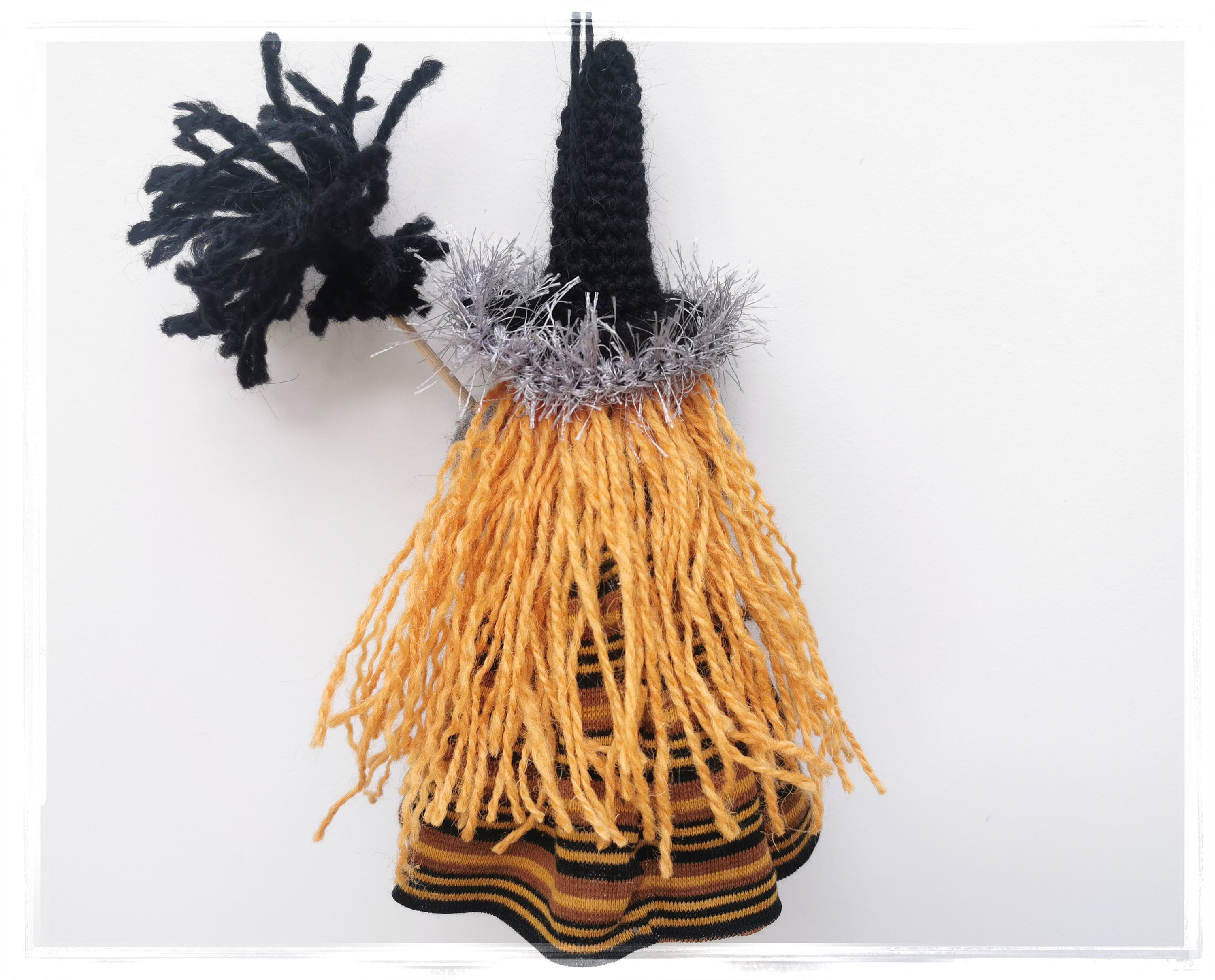 Creation decoratie heksen pop - staand - 42 cm - zwart/geel - Halloween versiering | Fun en Feest
