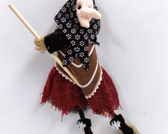 Bambola strega della cucina portafortuna che vola sulla scopa, statuetta di Baba Yaga, regalo per la casa, decorazione di Halloween, spirito della foresta, strega della casa.