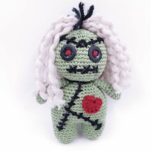 Voodoo Puppe, dunkel grün gehäkelte Amigurumi, Kleine Voodoo Puppe Geschenk mit rotem Herz, Nadelkissen Voodoo Pad, Kraftvolle Voodoo Puppe für Zauber