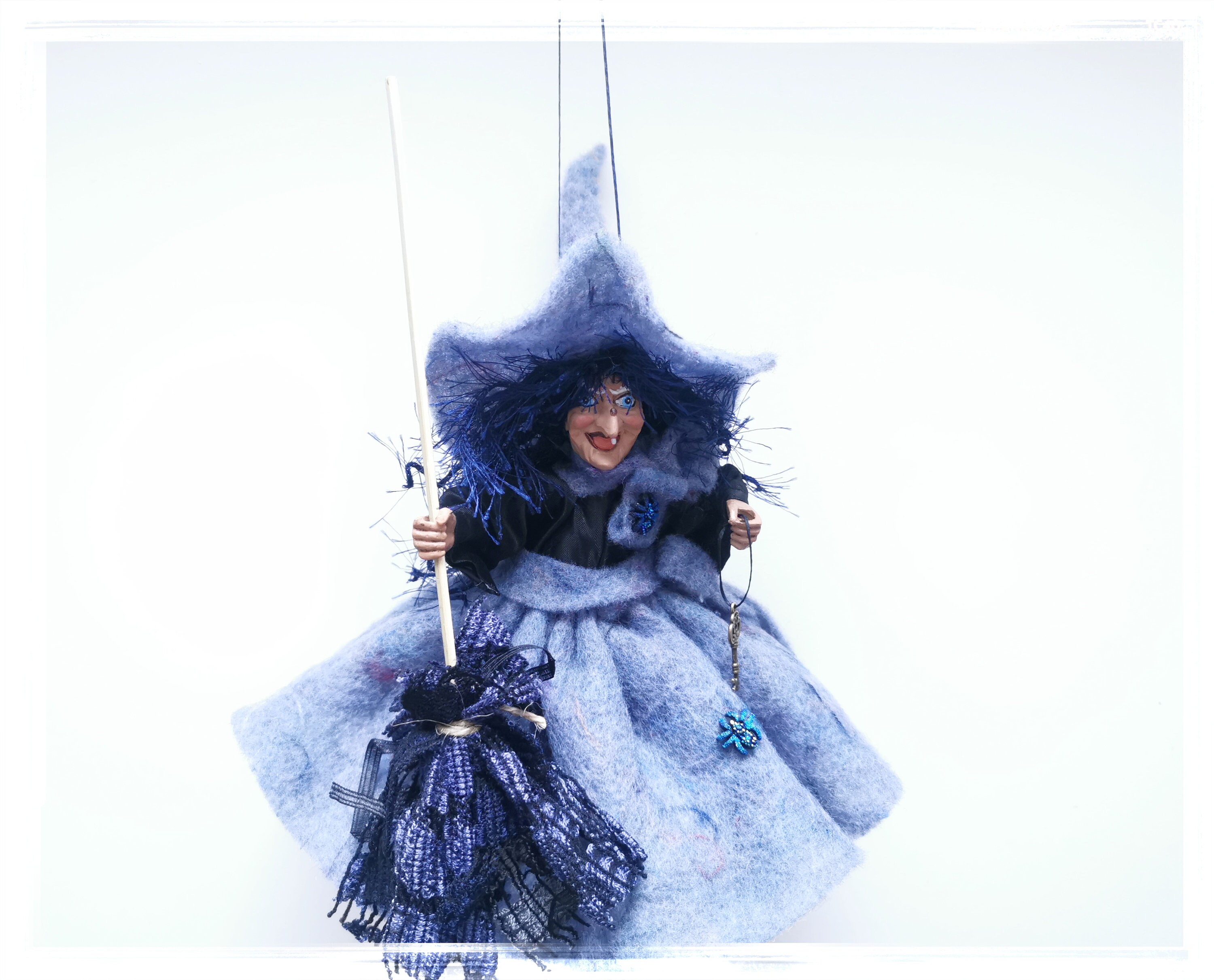 魔女アラベラ、フェルトキッチン魔女、キッチン魔女人形、青い幸運の