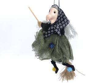 Bambola strega da cucina portafortuna, statuina Baba Yaga Poppet, regalo per la nuova casa, strega sulla scopa, decorazione di Halloween, spirito della casa, fata della foresta, strega