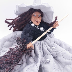MUÑECA BRUJA DE COCINA, figurita de bruja de hadas colgante, regalo de bienvenida, muñeca de trapo coleccionable de buena suerte, bruja de seto rosa, accesorio reciclado