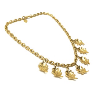 Inès de La Fressange Collar con dije de hoja de roble vintage chapado en oro de la década de 1990