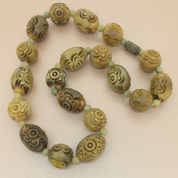 Collier Vintage Années 40/50 En Perles De Celluloid Sculptées - Longueur 51-55cm - Bon état