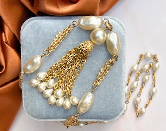 Collar Sautoir vintage de la década de 1960 con placa de oro y sautoir con borlas de perlas barrocas falsas