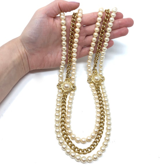 Givenchy 1980s Gold Plate Chain and Faux Pearl Vi… - image 10