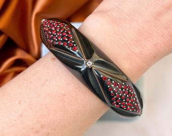 Brazalete Art Déco vintage de los años 30 con diseño geométrico de celuloide negro y diamantes de imitación rubí