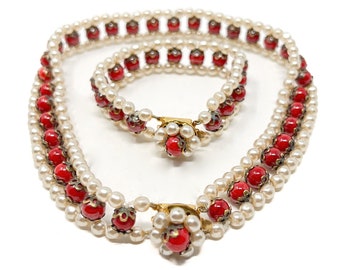 Conjunto de collar y pulsera vintage de los años 50 de cristal rojo y perlas sintéticas