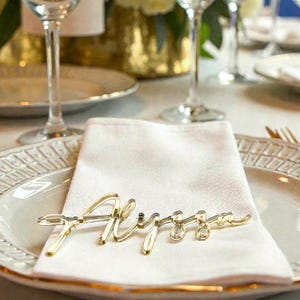 Tarjetas de mesa y etiquetas personalizadas cortadas con láser para bodas