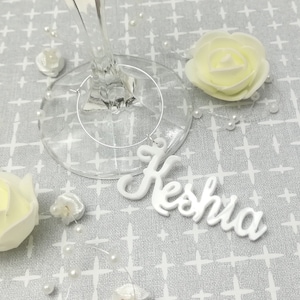 Ciondoli per bicchiere di vino, nomi tagliati al laser, fascino per vino personalizzato, segnaposto con nome personalizzato, fascino per bicchiere di vino da matrimonio