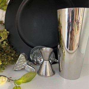 Cockail Drink Shaker Abd Accessories