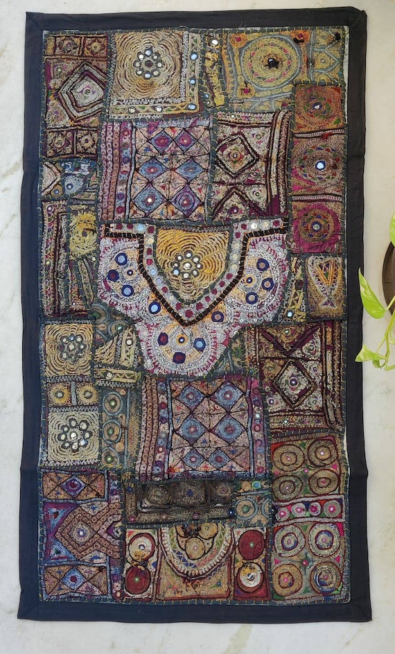 Tapisserie de broderie vintage suspendue au mur brodé à la main par des