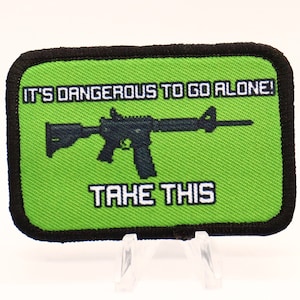 Es ist gefährlich, alleine zu gehen AR-15 meme 2nd finishing 2"x3" morale patch mit Klettverschluss auf der Rückseite, schwarz