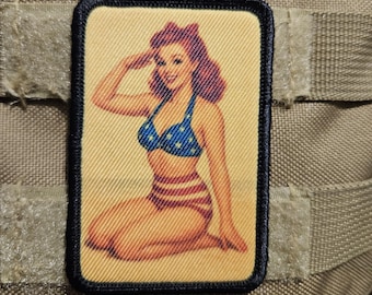 Parche moral removible de 5 x 7,5 cm con velcro en la parte posterior, de chica pin-up pelirroja de la Segunda Guerra Mundial.