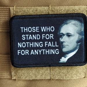 Alexander Milton diejenigen, die für nichts stehen, fallen für irgendetwas 2 &quot;x3&quot; Abnehmbarer Moral-Patch mit Klettverschluss auf der Rückseite