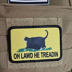 O Boże, on depcze grubego kota w smokingu, pręgowanego, z flagą Gadsdena, 2"x3" odpinana naszywka morale z rzepem i pętelką