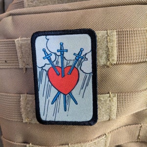 Parche moral militar de fuerzas especiales con carta del tarot Tres de espadas de 2" x 3" con respaldo de velcro